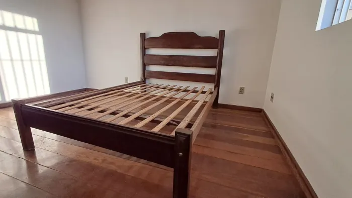 Cama de madeira maciça