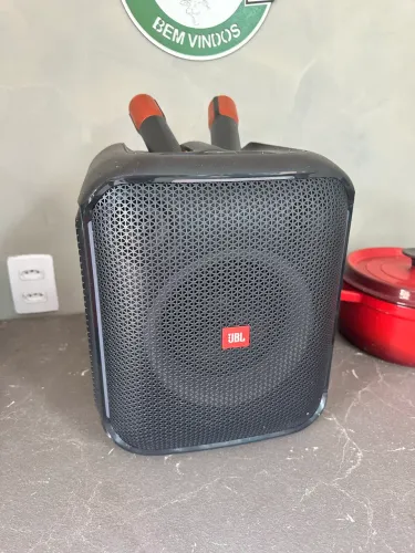 Caixa de som jbl com microfones