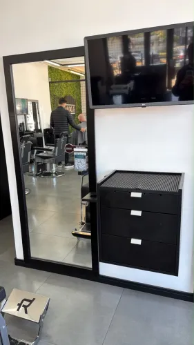 Jogo de bancadas com espelho para barbearia e salão.