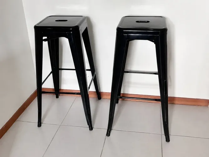 Par com 2 Banquetas Altas Pretas - Estilo Industrial