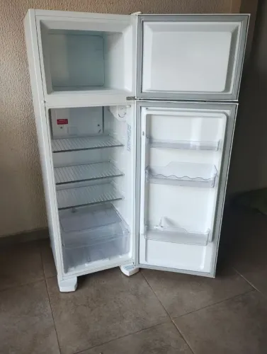 Vendo Geladeira Eletrolux 260 litros Ótimo Estado
