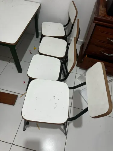 Mesinha escolar com 4 cadeiras MDF