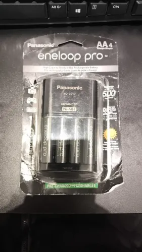 Carregador com 4 Pilhas Panasonic Eneloop Pro AA (Preto) 