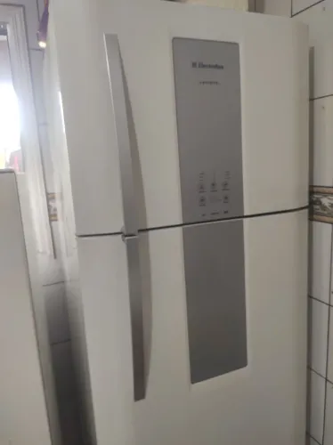 Vendo uma geladeira 542litros Electrolux com defeito motor queimado tem que trocar 2000Rs