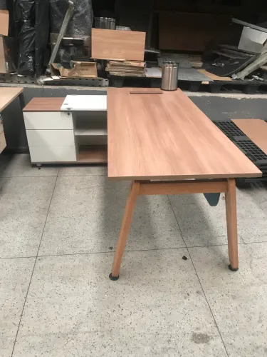 Mesa de Escritório com gaveteiro