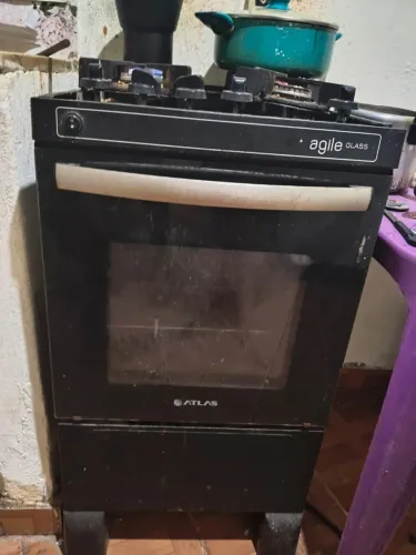 Fogão usado, funciona bocas e forno perfeitamente ,porém tampa de vidro quebrou.