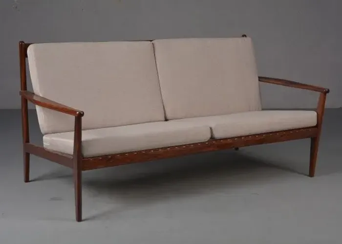 - RARO SOFA DOIS LUGARES EXECUTADA EM GONÇALO ALVES- ANOS 60