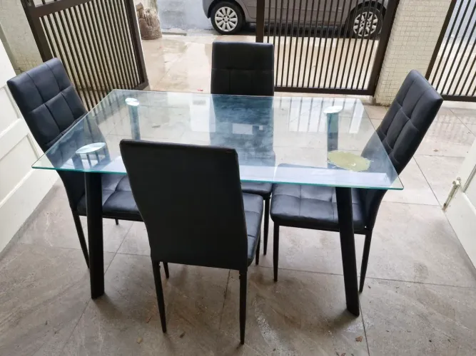 Mesa de jantar com quatro cadeiras de couro