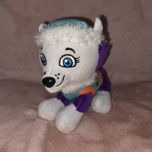 Cachorrinha de Pelúcia Frost da Patrulha Canina Branquinha com Som