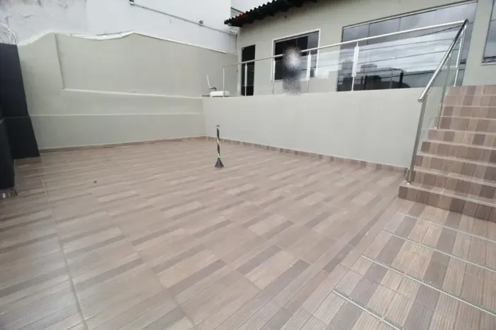 Sobrado para venda com 142 metros quadrados com 5 quartos em Saraiva - Uberlândia - MG