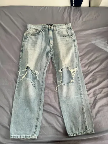 Calça Jeans Clock House azul clara rasgada - tamanho 44 - modelagem reta