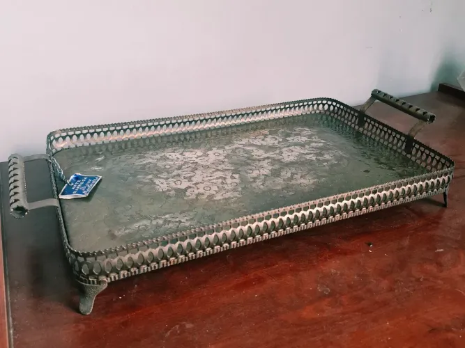 Bandeja de mesa antiga Metal