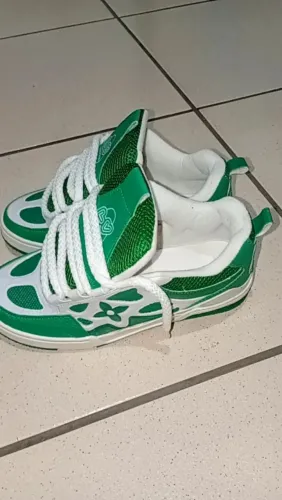Vendo Tênis da Louis Vuitton novo Verde semi novo não tem etiqueta