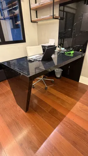 Mesa em Granito Via Láctea com apoio para parede.