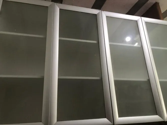 Armário com portas de vidro