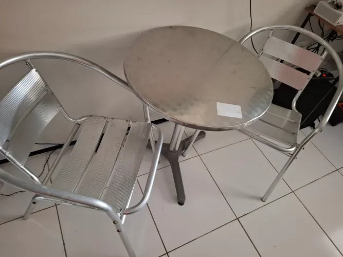Mesa e cadeiras de alumínio