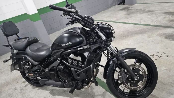 Kawazaki Vulcan 650s com acessórios. 