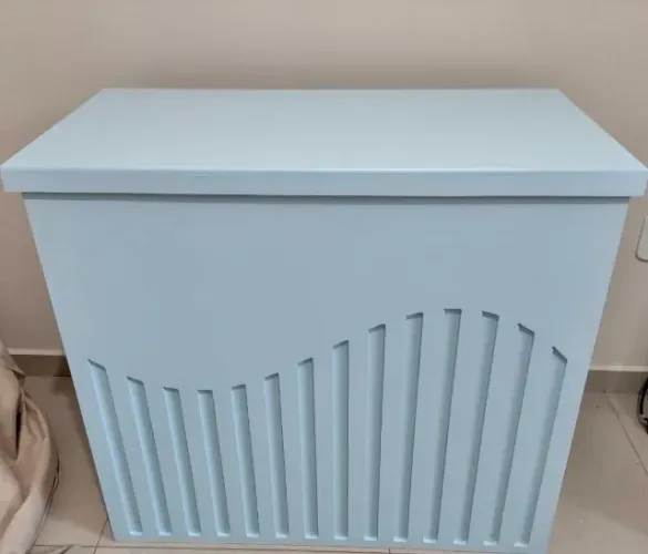 Mesa dobravel azul bebe com detalhe de onda, tampo removível e laterais dobrável.