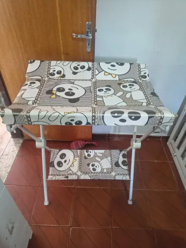 Trocador, banheira, encosto e suporte.