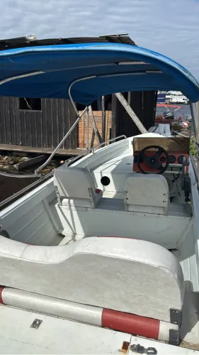 Vendo lancha, com motor yamaha 40, pouco usado.