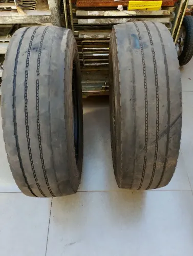 Vendo dois pneus usados 215 75 17.5