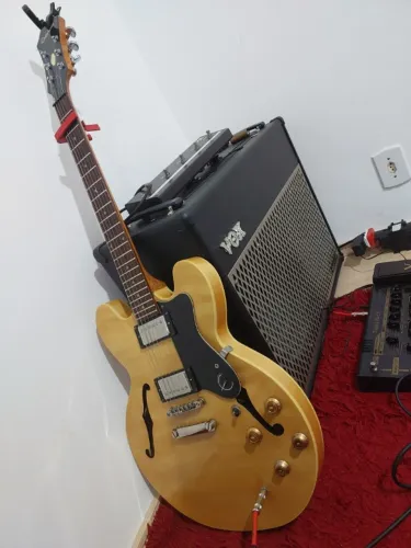 Guitarra Epiphone ES-335 intacta 