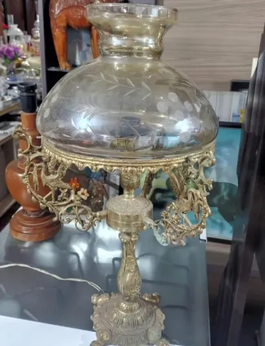 Antigo abajur em bronze com cúpula e chaminé em vidro translúcido moldado