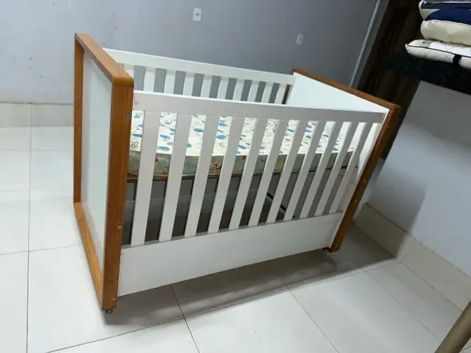 Berço Americano 3 em 1 Amadeirado/Branco + Colchão + Kit Enxoval (Rodinha de Gel)