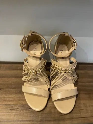 Sapato Scarpin Salto Alto - Marca Ávida. Cor bege e dourado 