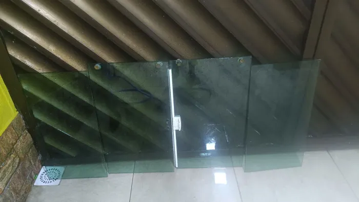 Janela de Vidro Temperado Verde 1,42m x 0,75m (Com alguns kit de Alumínio branco)