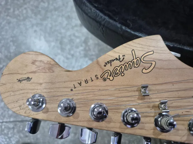 Guitarra Fender Stratocaster squier com pedaleira cuvave