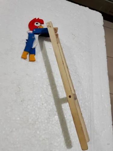 É um brinquedo tradicional de madeira: chocalho / matraca com figura de galo ?