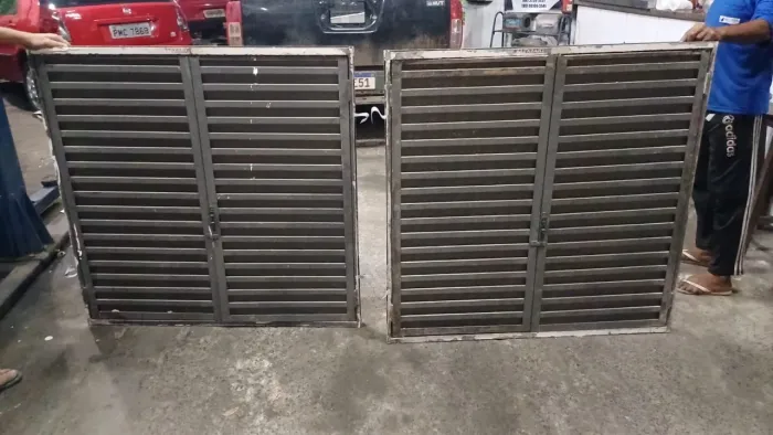 Vende-se 2 janelas de ferro 1,20 X 1,20
