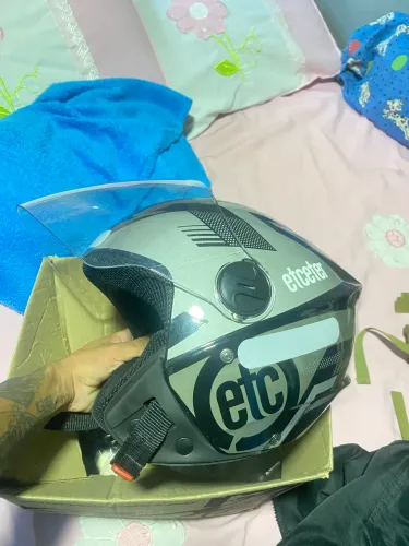 Capacete aberto pouco usado