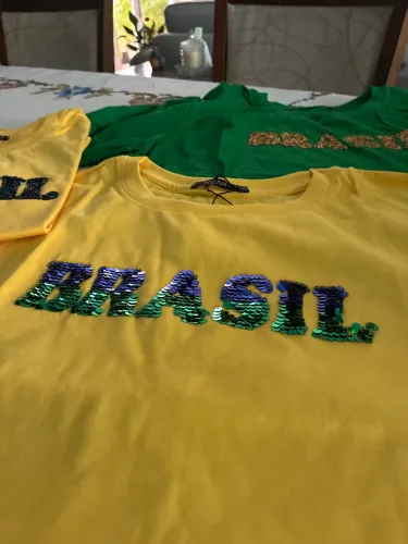 Camisetas do Brasil, com detalhes na escrita.