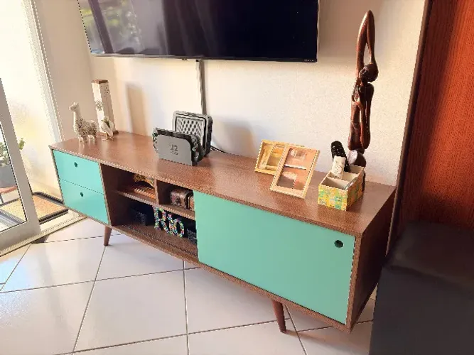 Rack turquesa minimalista para sala
