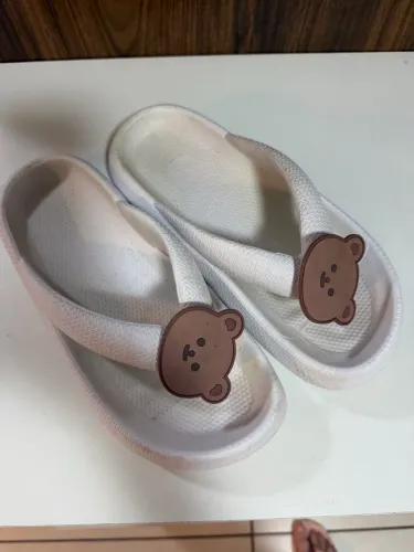 Chinelinho infantil com detalhe de urisnho