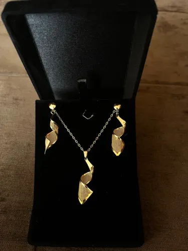 Conjunto de colar e brincos semijoia