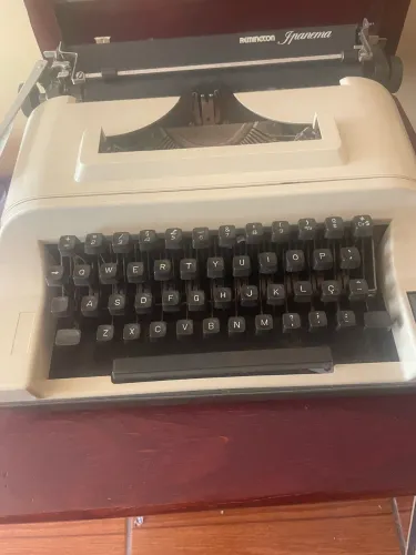 Máquina de escrever Remington modelo Ipanema para colecionador 