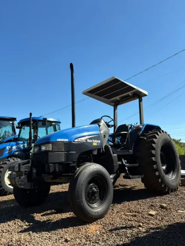 UM TRATOR NEW HOLLAND, MODELO TL 75E - ANO 2002