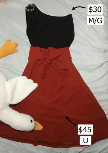 Conjunto blusinha preta com furinhos e fivela + saia média laranja com bolsos e cinto