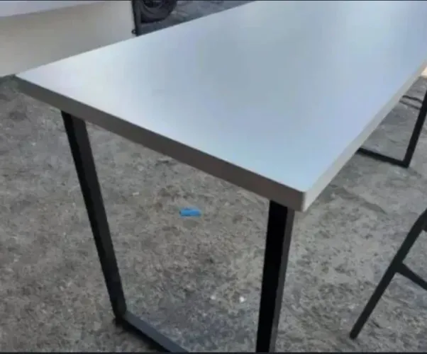 Mesa industrial de escritório com design moderno