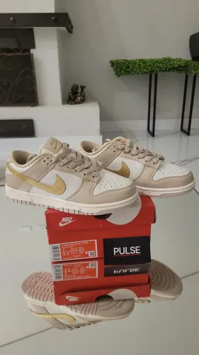 Nike Dunk Low Metallic Gold - Tamanho 36 - Novo 10/10