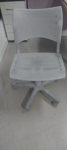 Cadeira Giratória de Plástico Cinza