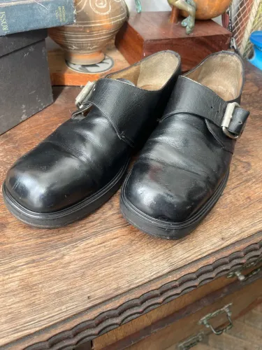 Sapatos de couro preto com fivela mexicano