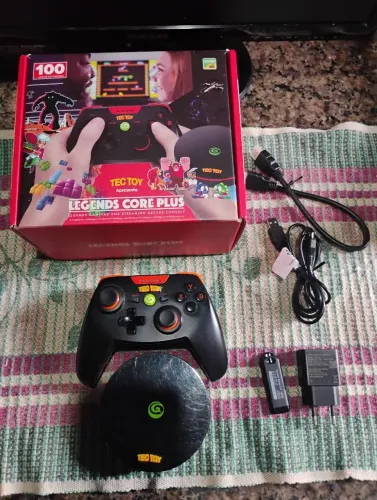 Legends Core da TEC Toy que vem com 100 jogos na memória+1 Pendrive de 16 Gigas com jogos