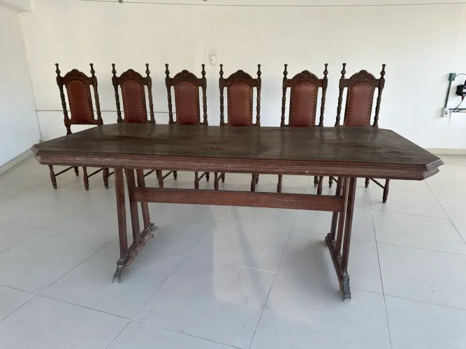 Jogo de Mesa Antiga com 6 Cadeiras em Madeira Maciça
