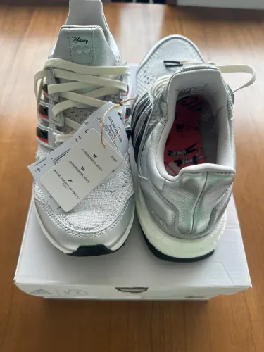 Tênis Adidas Disney 100
