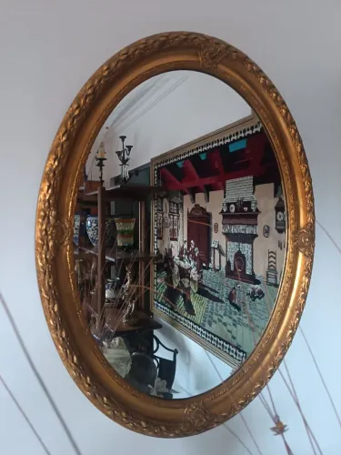 Espelho Oval Dourado com Moldura Entalhada