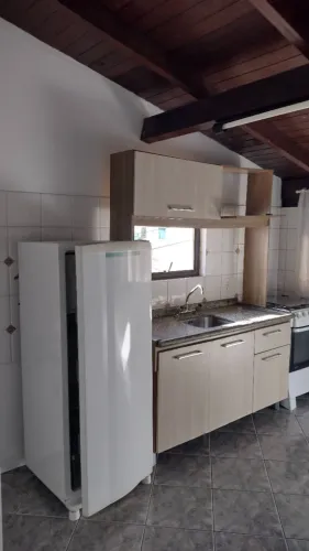 Alugo apartamento de 1 quarto a 5 minutos do centro e 10 minutos da UFSC 